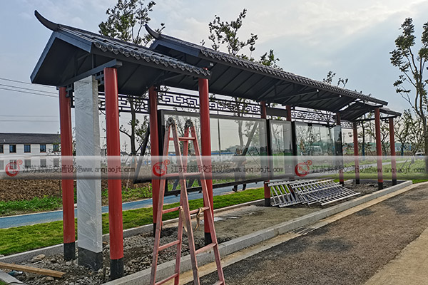 <strong>仿古公交候車(chē)亭更具獨(dú)特亮點(diǎn)</strong>