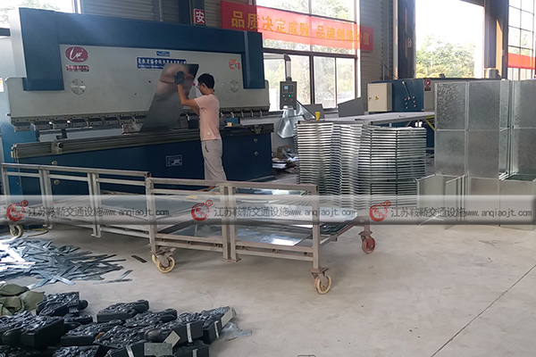 <strong>候車亭燈箱如何設(shè)計(jì)？有沒有專業(yè)的廠家可供聯(lián)系</strong>