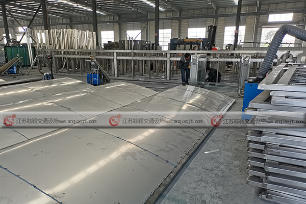 <strong>公交候車亭生產廠家的定制價格高嗎</strong>