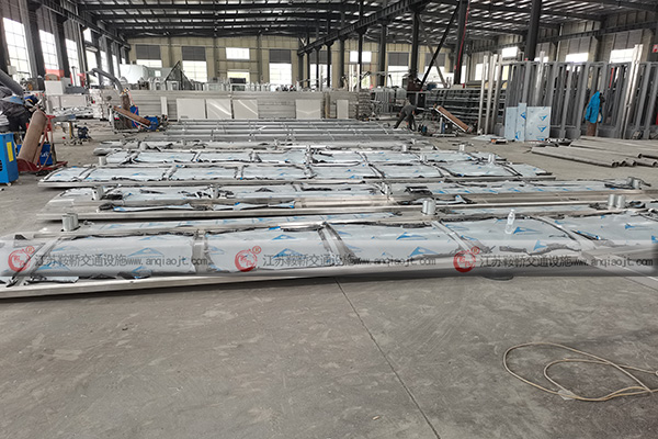 公交候車亭生產(chǎn)廠家的定制價(jià)格高嗎