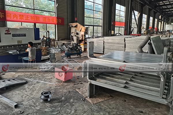 <strong>候車亭尺寸是否越大越好？專業(yè)人士來解答</strong>