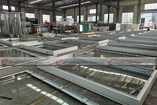 候車(chē)亭生產(chǎn)制作多少錢(qián)？哪里有候車(chē)亭成品圖？