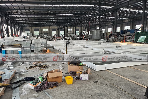 候車(chē)亭生產(chǎn)制作多少錢(qián)？哪里有候車(chē)亭成品圖？