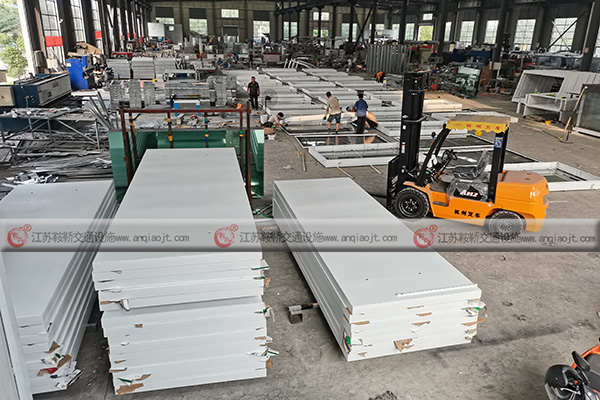 <strong>候車亭制造商哪個好？怎么判斷候車亭這個廠家好不好？</strong>