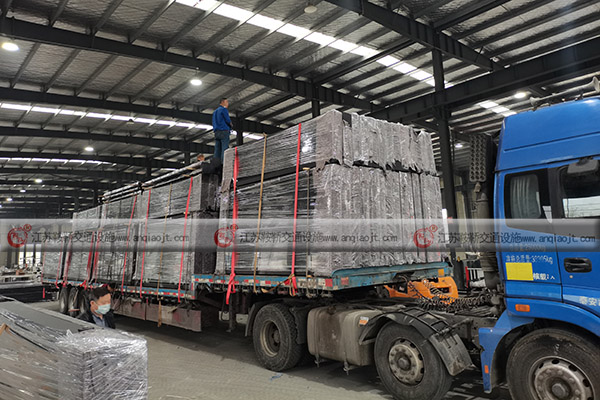 <strong>選擇候車亭燈箱時要對比哪些方面？</strong>