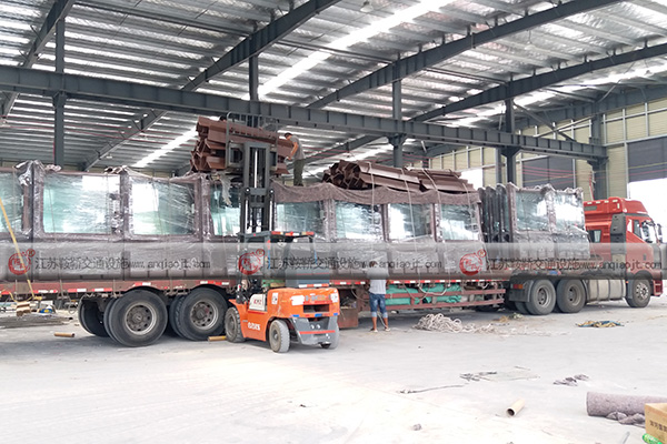 江蘇候車亭江蘇宿遷候車亭生產(chǎn)制作發(fā)貨現(xiàn)場