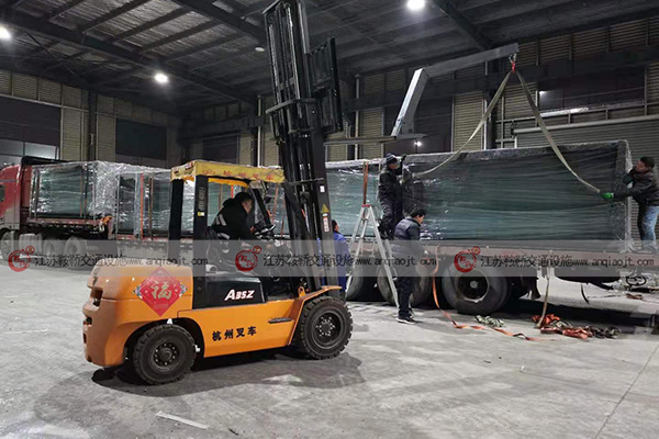 <strong>浙江嘉興公交候車亭站臺(tái)裝車發(fā)貨</strong>