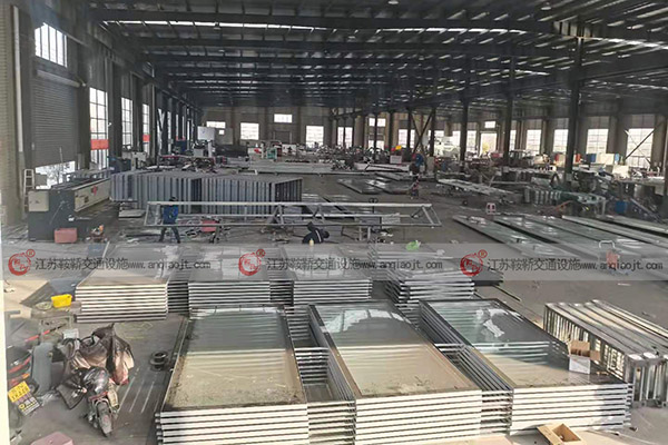 <strong>公交候車亭生產(chǎn)廠家在候車亭出廠前會進行哪些檢查？</strong>