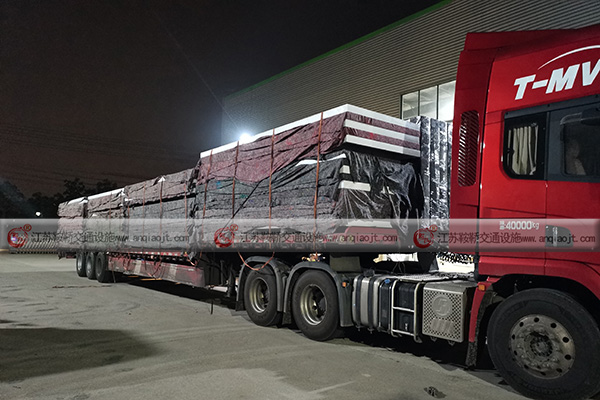 <strong>選擇候車(chē)亭廣告制作公司這幾點(diǎn)要重視？</strong>