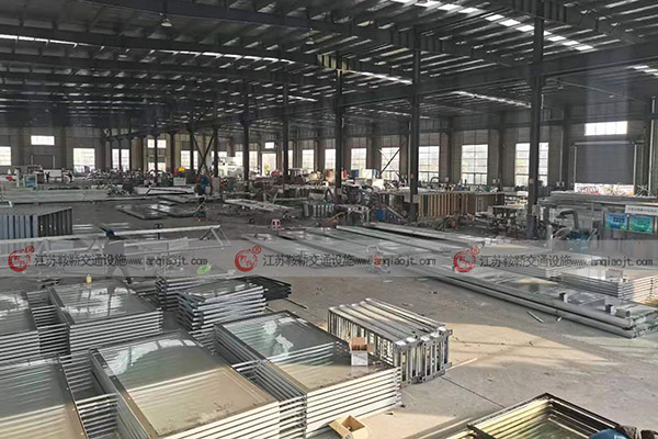 <strong>城市候車(chē)亭制作起來(lái)麻煩嗎？都有哪些制作程序？</strong>