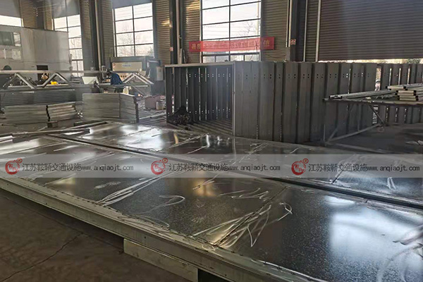 <strong>候車亭專業(yè)生產(chǎn)廠家來(lái)告訴你，候車亭種類多樣，選擇好看好用的才靠譜</strong>