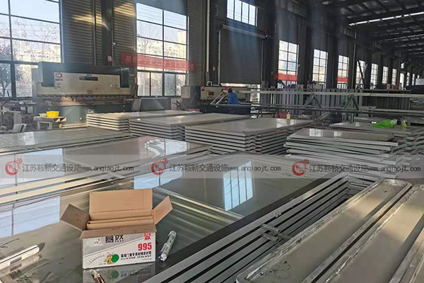 <strong>不銹鋼候車亭制作麻煩嗎？出來效果怎么樣</strong>