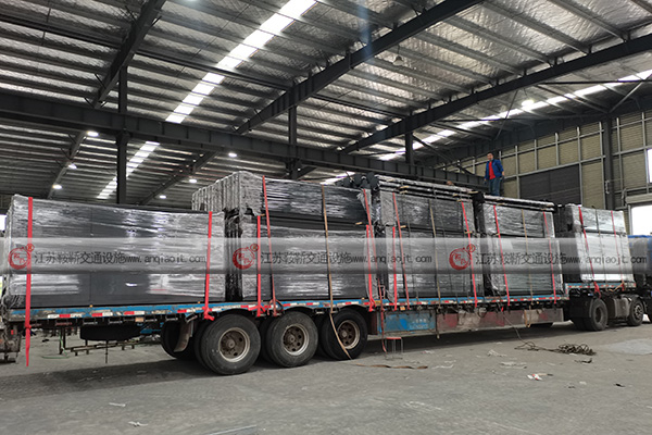 <strong>公交候車(chē)亭定制要選擇產(chǎn)能有保障企業(yè)，還要看企業(yè)在行業(yè)的實(shí)力</strong>