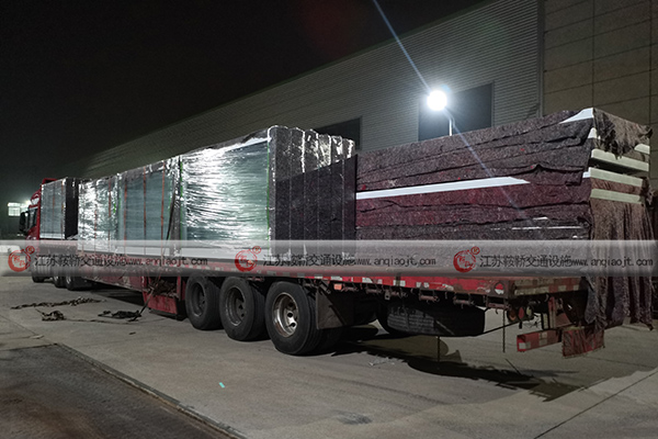 <strong>公交候車(chē)亭最新規(guī)劃，怎么選擇生產(chǎn)廠家定制？</strong>