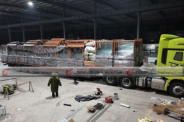 <strong>影響公交候車亭價格的元素是什么？如何實現(xiàn)性價比？</strong>