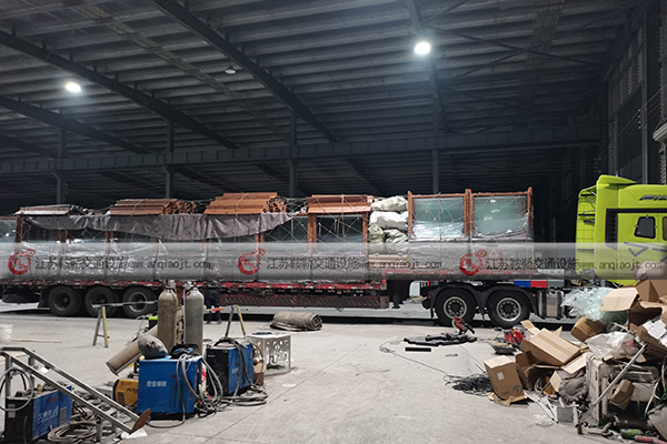 <strong>公交候車亭畫面更換有哪些特點？公交候車亭能在廠家定制嗎？</strong>