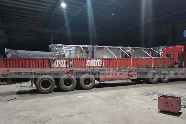 <strong>公交候車亭凳子怎么設(shè)計？在生產(chǎn)廠家定制公交候車亭好處有哪些？</strong>