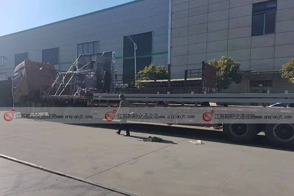 <strong>公交候車亭廣告設(shè)計注意點有哪些？公交候車亭什么風格的好？</strong>