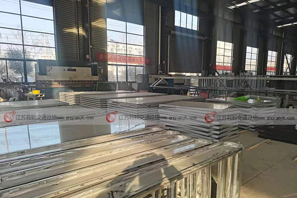 <strong>公交候車(chē)亭創(chuàng)意設(shè)計(jì)優(yōu)勢(shì)體現(xiàn)在哪些方面？怎么購(gòu)買(mǎi)能保障質(zhì)量？</strong>