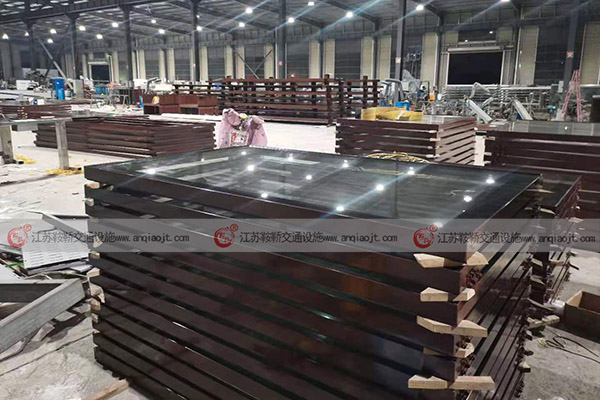 <strong>公交車(chē)候車(chē)亭材質(zhì)一般會(huì)選擇哪些種類(lèi)？都有哪些特點(diǎn)？</strong>