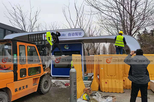 <strong>現(xiàn)代城市建設(shè)時(shí)如何選擇站臺(tái)候車亭？</strong>