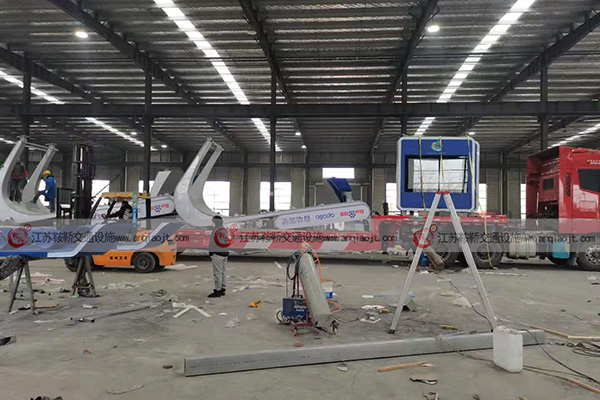 <strong>公交車站臺在設(shè)計時要考慮哪些因素？</strong>