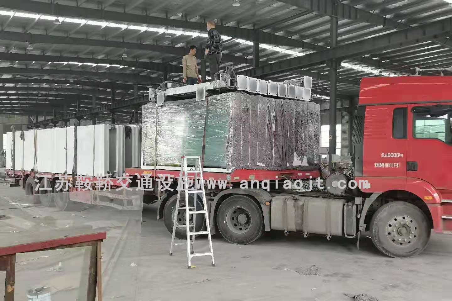 <strong>江西LED顯示屏公交車站臺發(fā)貨</strong>